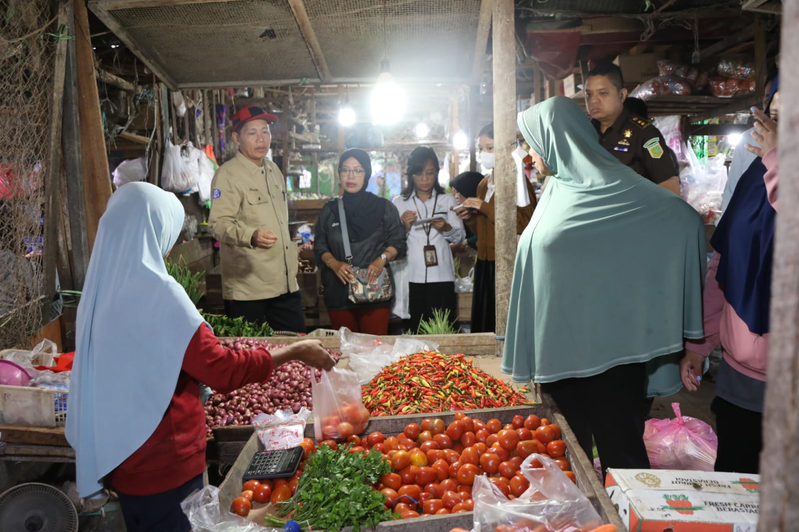 Jelang Hari Raya Iduladha 1444 H, Tim Satgas Pangan dan TPID Prov. Kalteng Pantau Harga Bahan Pokok di Sejumlah Pasar Kota Sampit