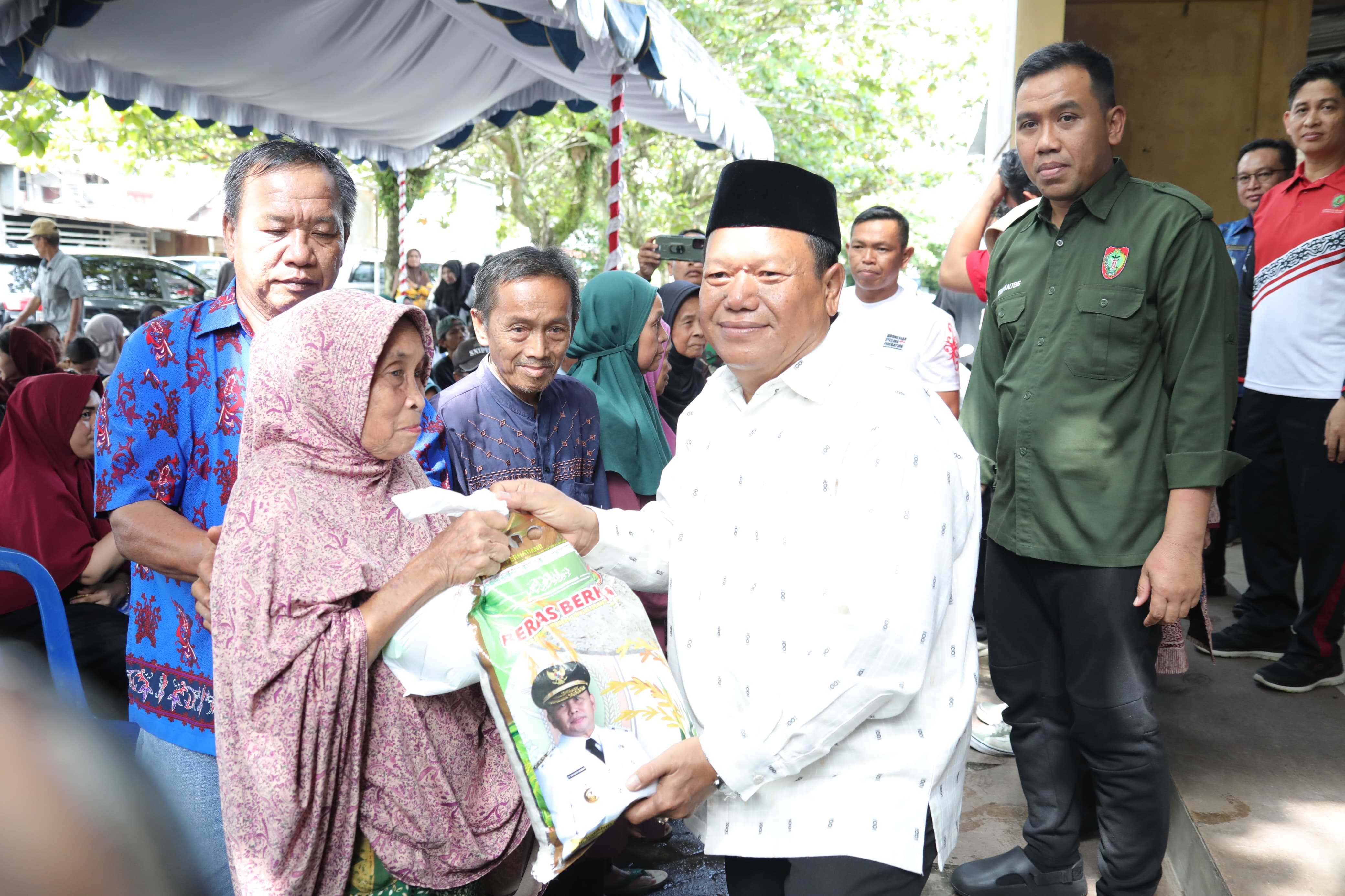 Wakili Gubernur, Sekretaris DPRD Kalteng Pajarudinnoor Buka Pasar Murah di Mendawai Bawah Kota Palangka Raya 