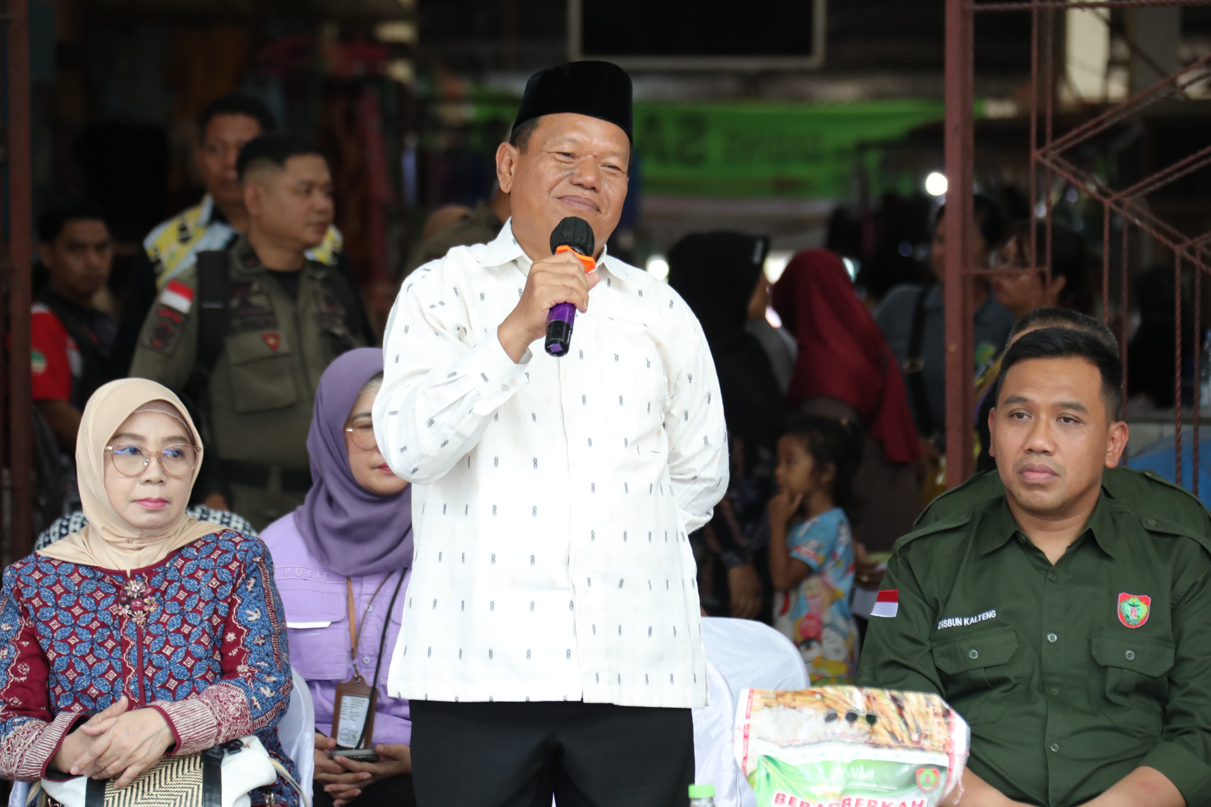 Wakili Gubernur, Sekretaris DPRD Kalteng Pajarudinnoor Buka Pasar Murah di Mendawai Bawah Kota Palangka Raya 