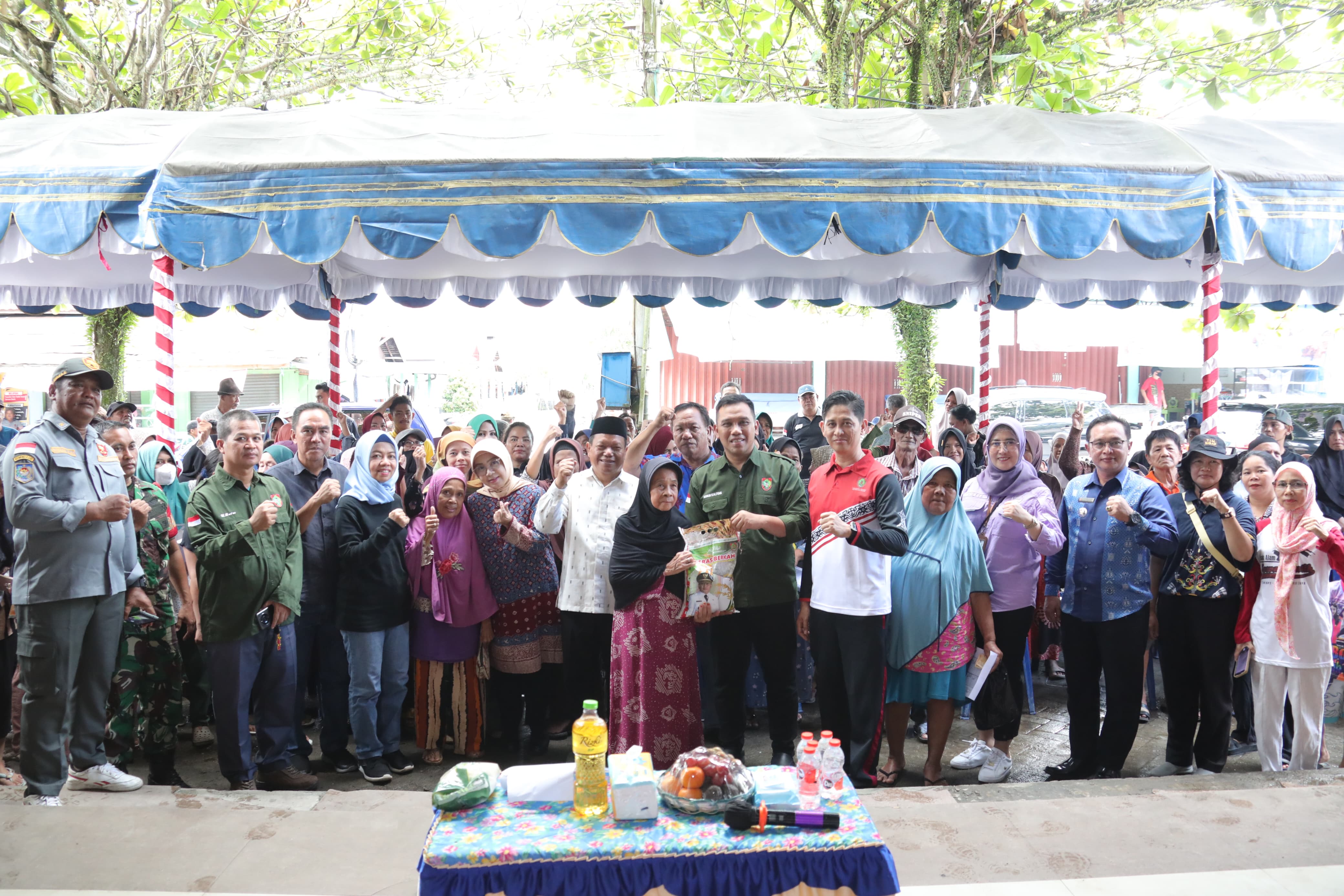Wakili Gubernur, Sekretaris DPRD Kalteng Pajarudinnoor Buka Pasar Murah di Mendawai Bawah Kota Palangka Raya 