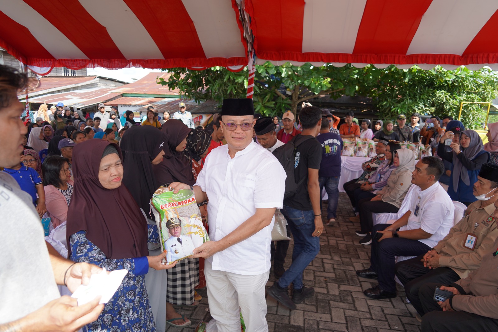 Pemprov Kalteng Salurkan 1000 Paket Sembako pada Pasar Murah di Dermaga Flamboyan Kota Palangka Raya