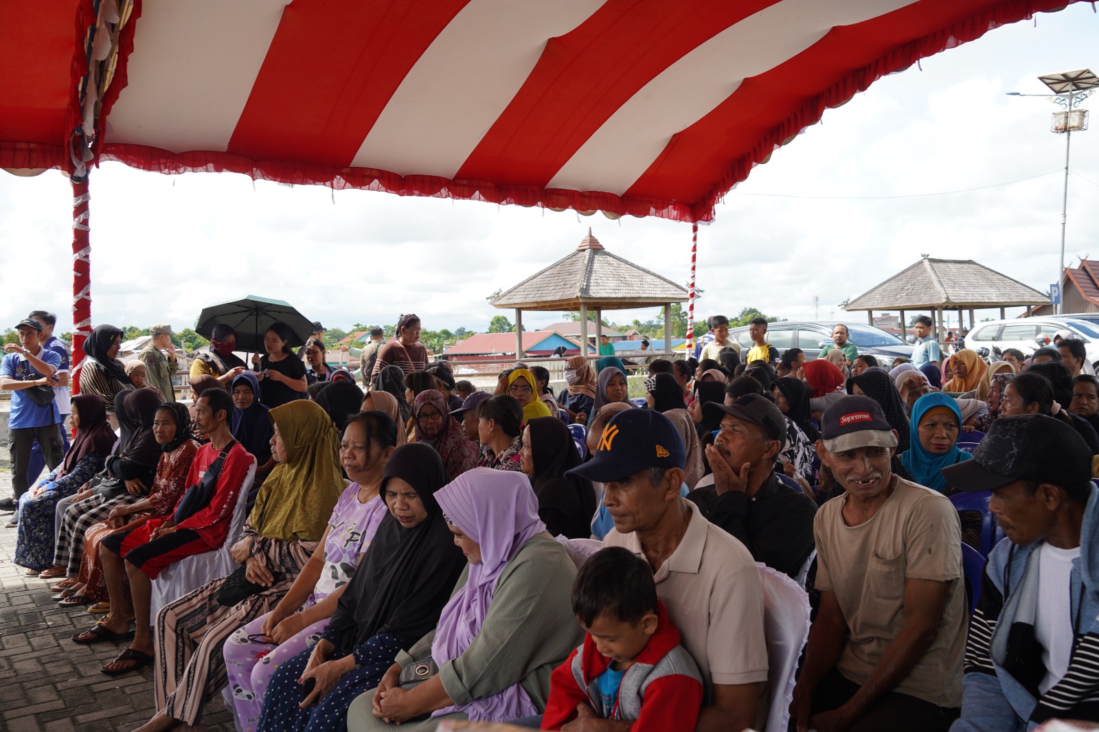 Pemprov Kalteng Salurkan 1000 Paket Sembako pada Pasar Murah di Dermaga Flamboyan Kota Palangka Raya