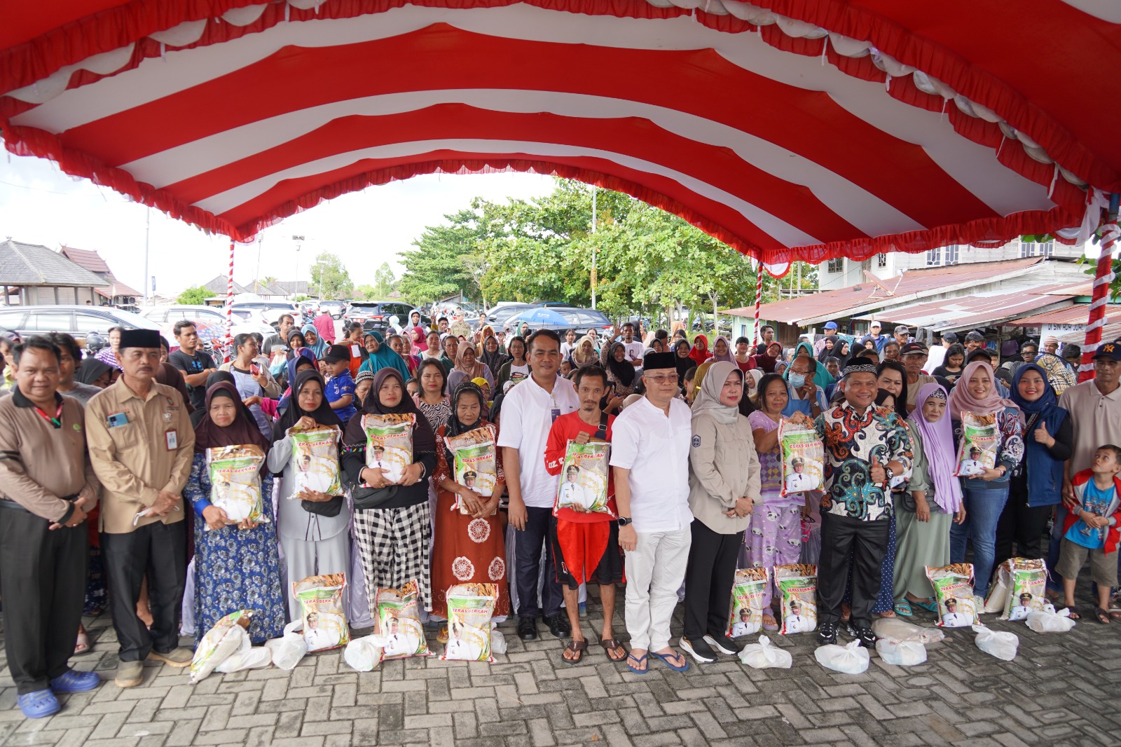 Pemprov Kalteng Salurkan 1000 Paket Sembako pada Pasar Murah di Dermaga Flamboyan Kota Palangka Raya