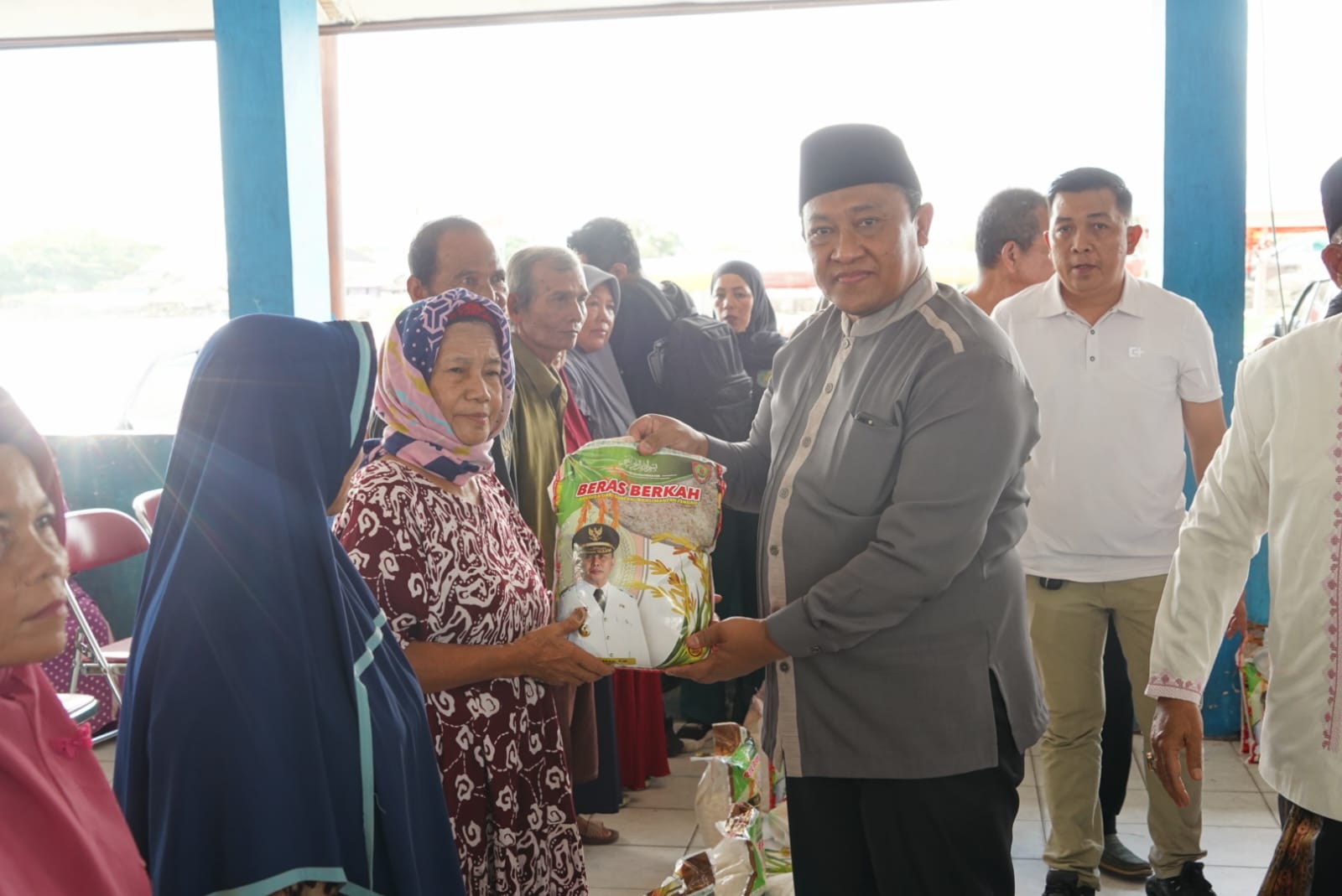 Salurkan 1000 paket Sembako, Gubernur Kalteng Buka Pasar Murah di Pelabuhan Rambang Kelurahan Pahandut