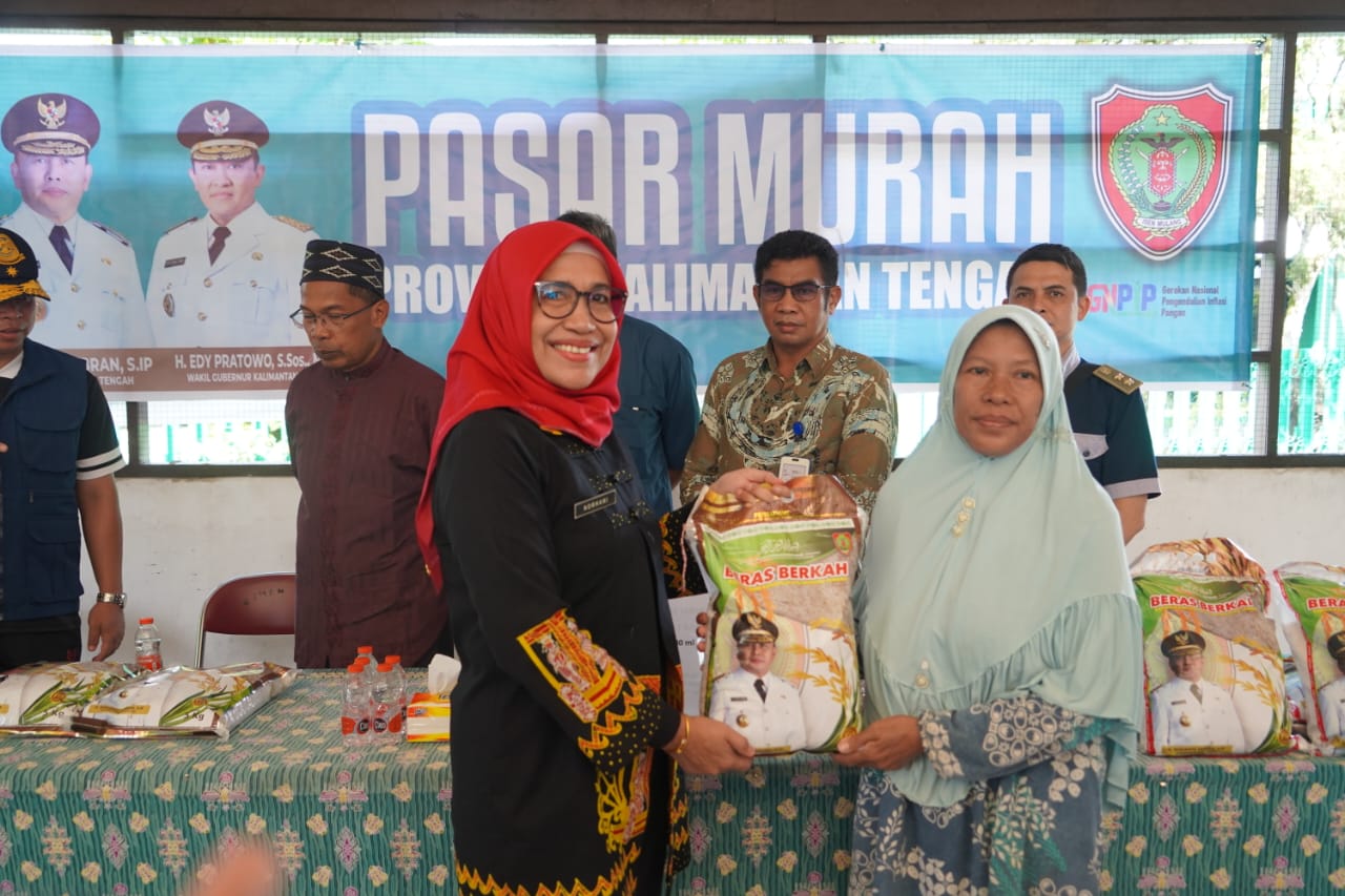 Jelang Hari Raya Idul Adha 1445 H, Pemprov. Kalteng Salurkan 1000 Paket Sembako Murah di Kantor Kelurahan Pahandut Kota Palangka Raya