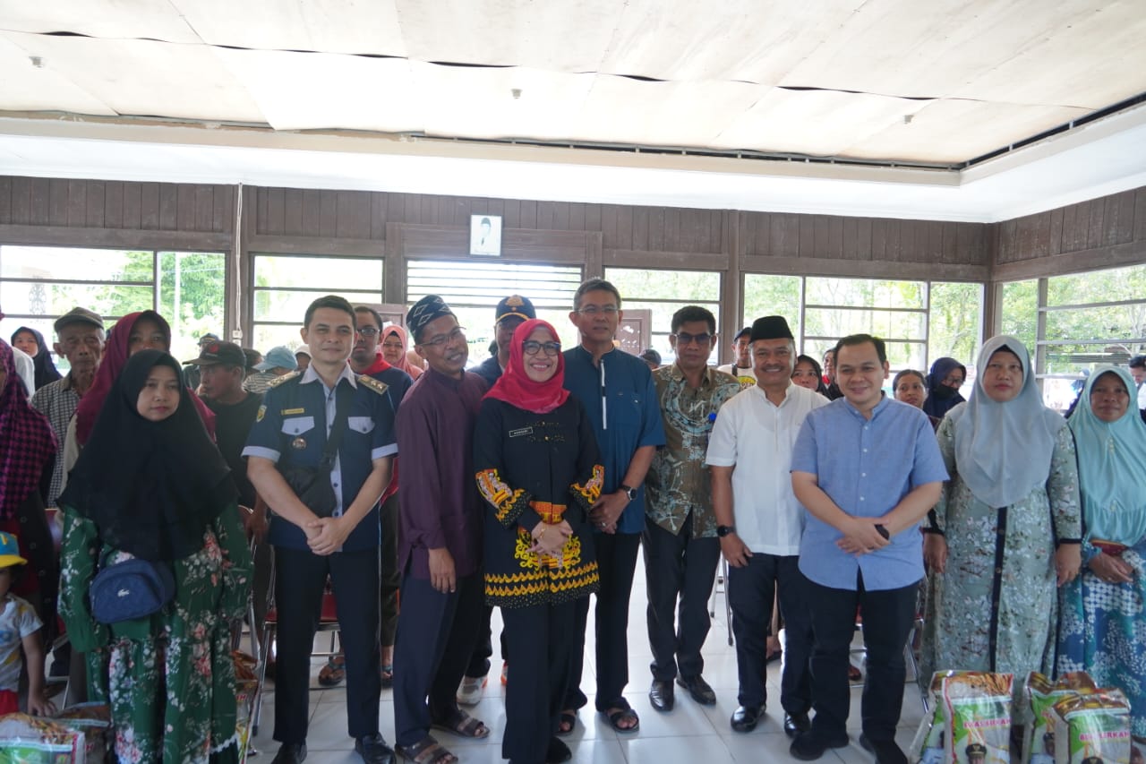 Jelang Hari Raya Idul Adha 1445 H, Pemprov. Kalteng Salurkan 1000 Paket Sembako Murah di Kantor Kelurahan Pahandut Kota Palangka Raya