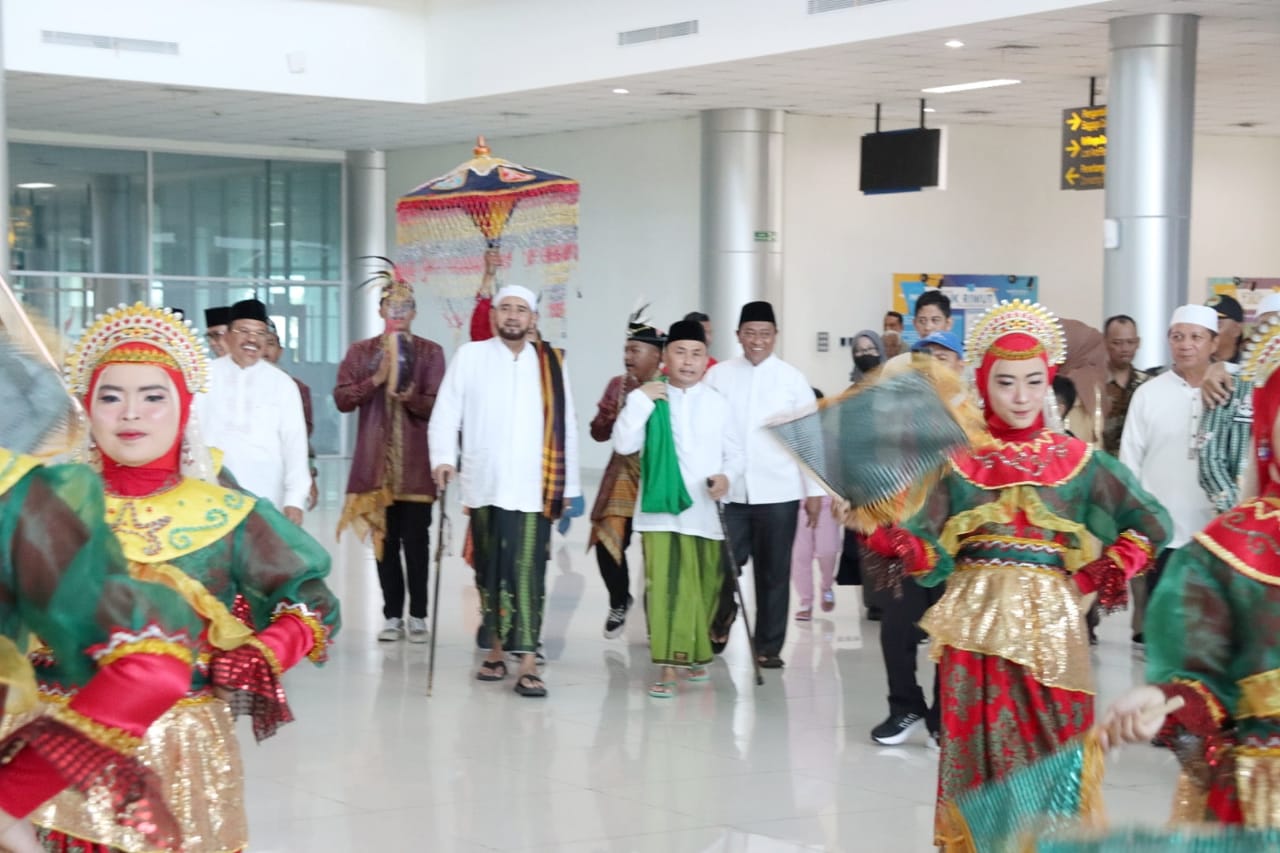 Gubernur Sugianto Sabran Sambut Kedatangan Habib Syech bin Abdul Qodir Assegaf di Palangka Raya