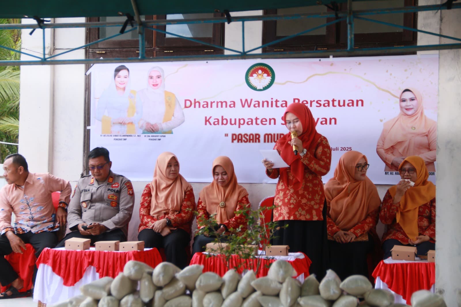 DWP Seruyan Gelar Bakti Sosial Pasar Murah di Pondok Pesantren Nuruzh Zholam