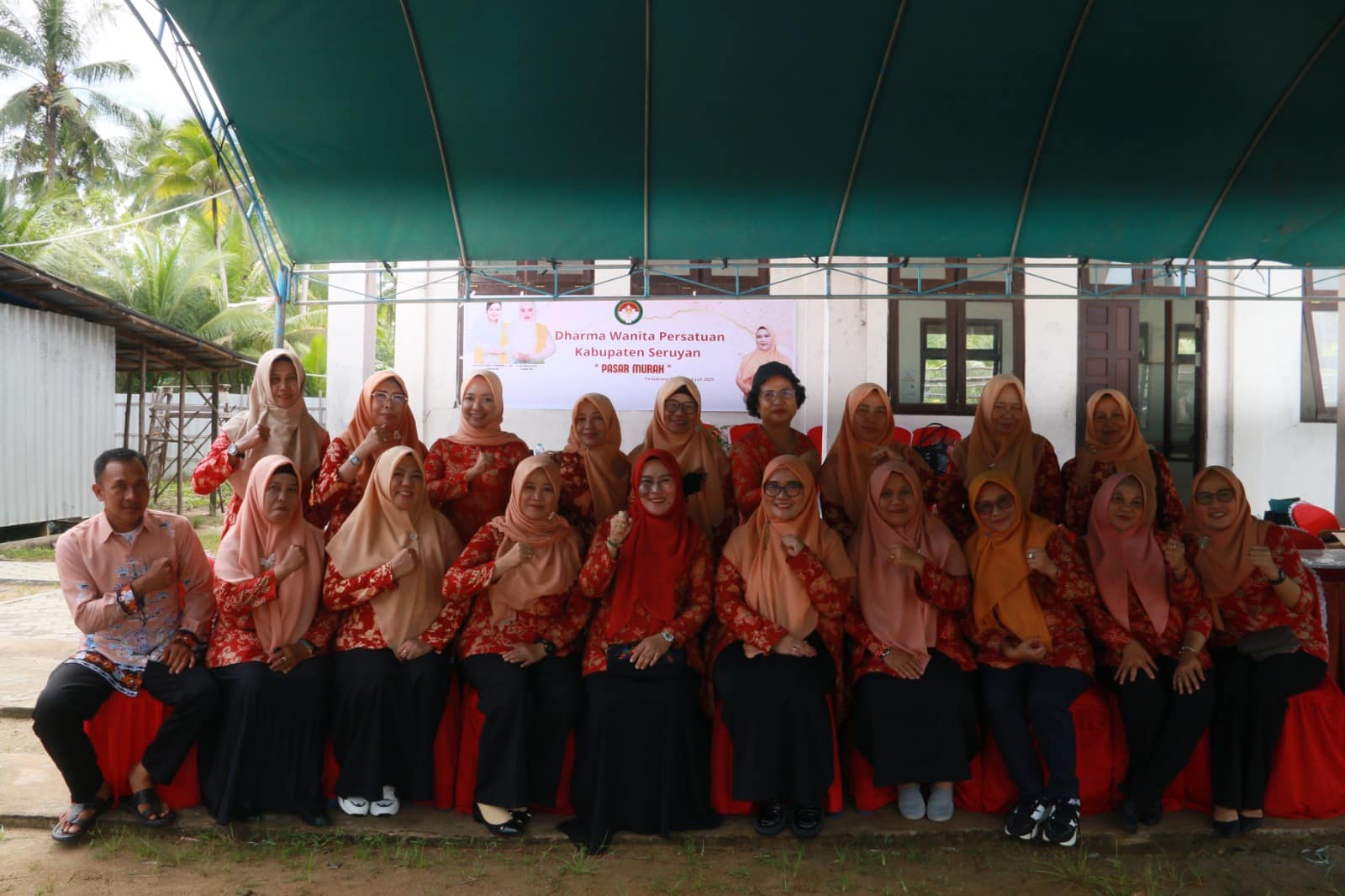 DWP Seruyan Gelar Bakti Sosial Pasar Murah di Pondok Pesantren Nuruzh Zholam