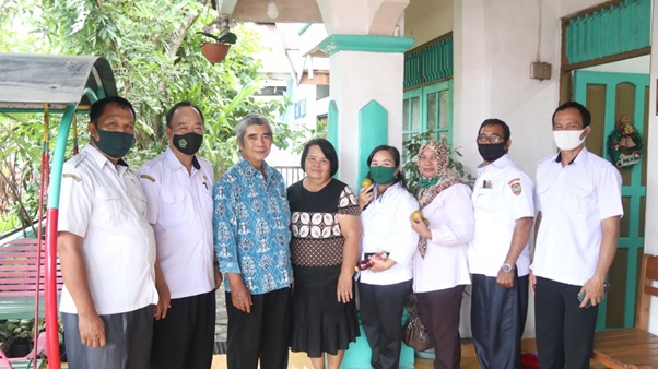 Manajemen SMA Negeri 1 Palangka Raya Lakukan Kunjungan Silaturahmi ke Para Mantan Kepala Sekolah