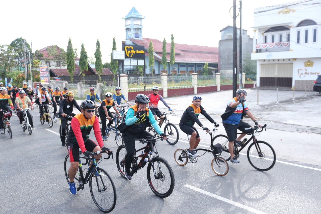 Wagub Edy Hadiri Gowes Bersama dan Launching Rompi Kolaborasi Komunitas HASI dan Bank Kalteng