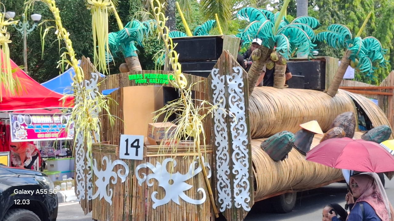 Usung Konsep Kopi dan Kakao, Disbun Kalteng Meriahkan Karnaval pada Festival Budaya Isen Mulang Tahun 2025