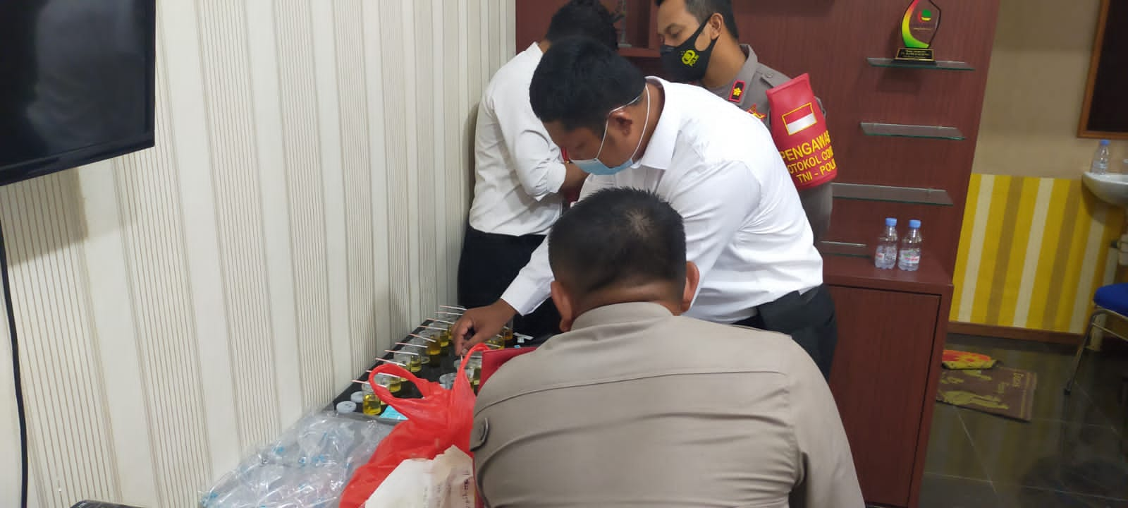 Pejabat Eselon II dan PJU Polres Gunung Mas Ikuti Tes Urine