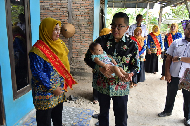 Kepala Bappedalitbang Prov. Kalteng Pantau Penanganan Lima Baduta Stunting di Desa Kebun Agung, Kotawaringin Barat