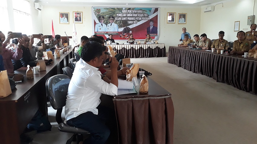 Disbun Prov. Kalteng Gelar Rapat Penetapan Harga TBS