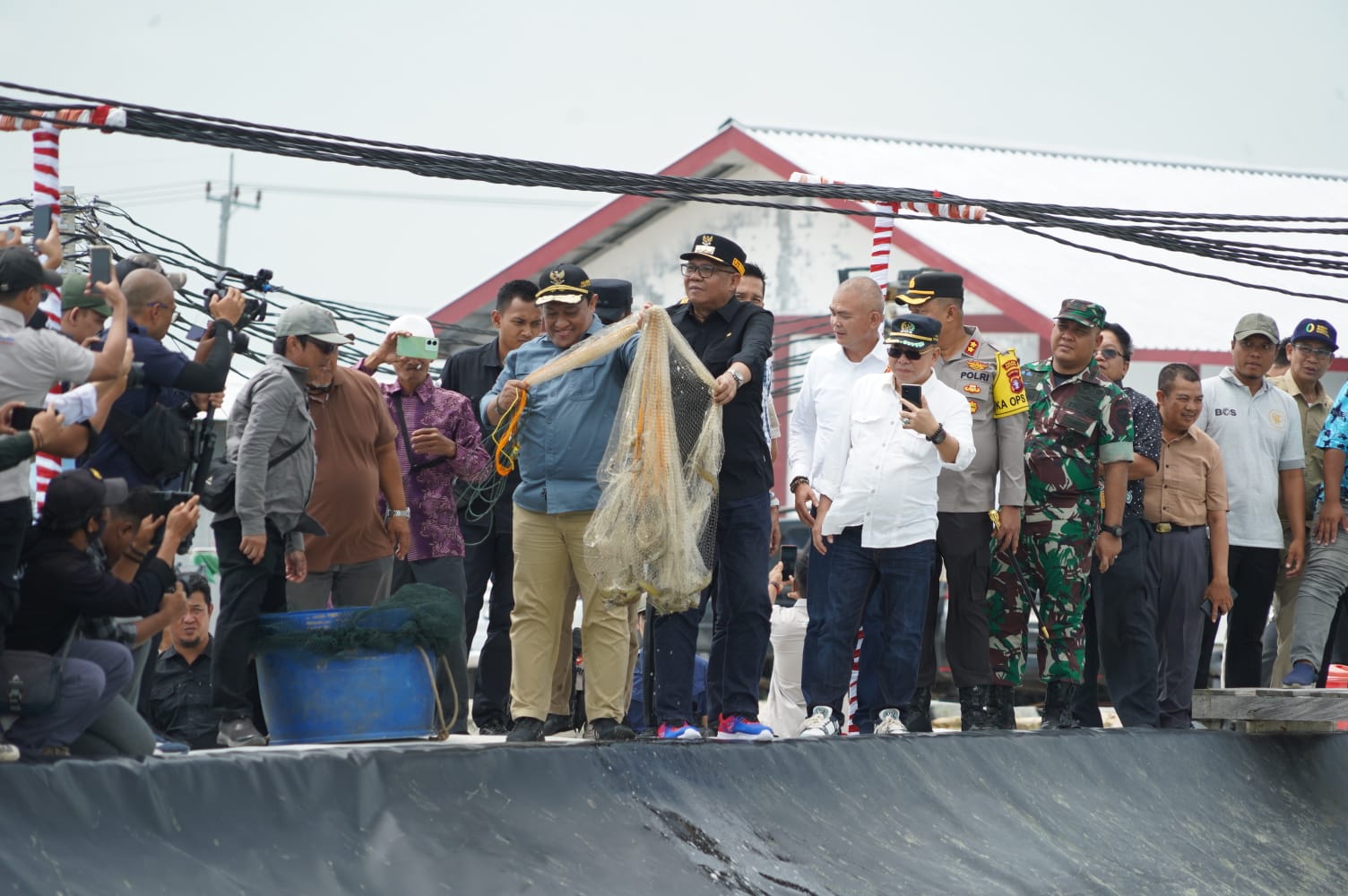 Wakil Gubernur Kalteng H. Edy Pratowo Lakukan Panen Perdana Udang Vaname di Kawasan Tambak Udang/Shrimp Estate BERKAH
