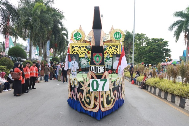 Ikuti Pawai Ta-Aruf, Kafilah MTQN XXX Kalteng Usung Tema Merawat Iklim Harmoni dengan Toleransi di Bumi Nusantara