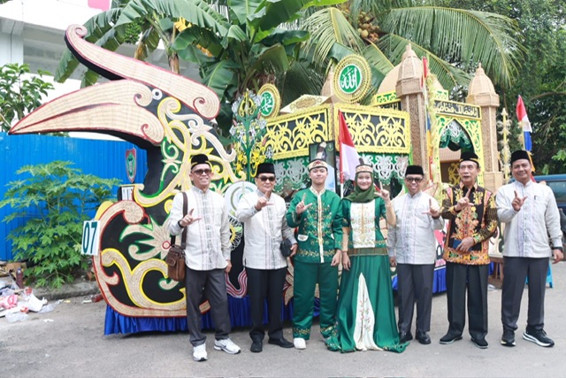 Ikuti Pawai Ta-Aruf, Kafilah MTQN XXX Kalteng Usung Tema Merawat Iklim Harmoni dengan Toleransi di Bumi Nusantara