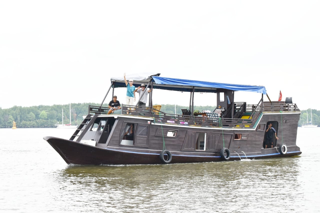 Senyum Ramah Warga Lokal Sambut Peserta Rally Wondeful Sail