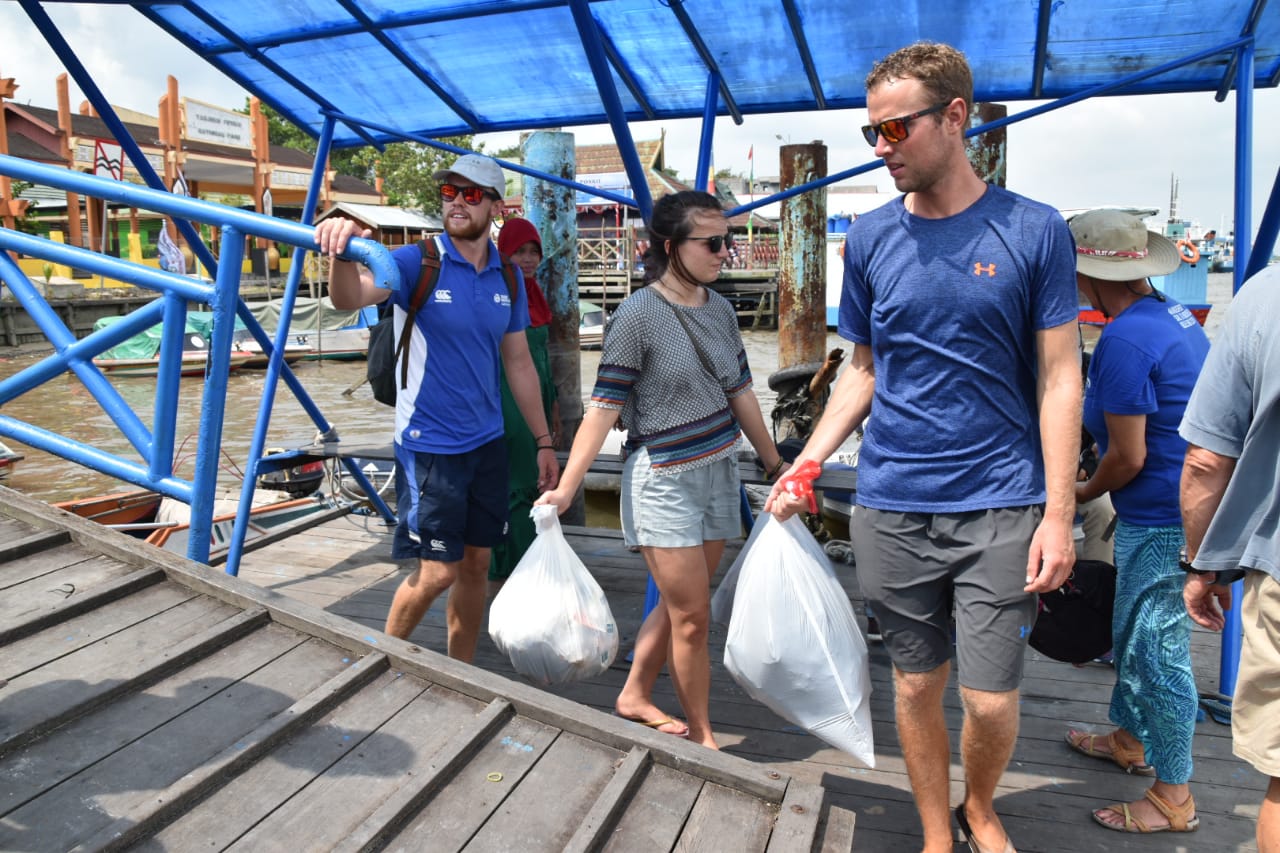 Peserta Wonderful Sail To Indonesia Turut Menjaga Kebersihan Sungai dan Laut di Kobar