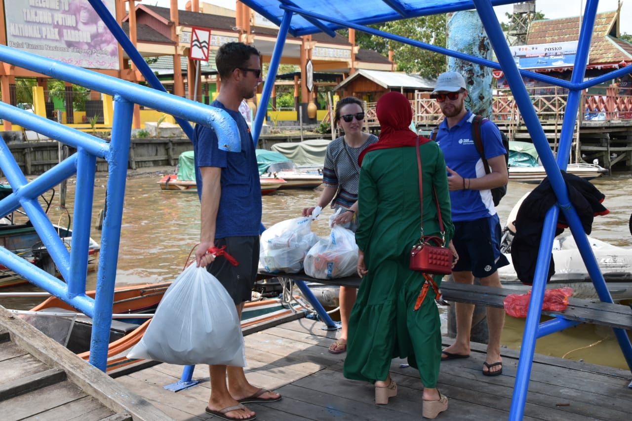 Peserta Wonderful Sail To Indonesia Turut Menjaga Kebersihan Sungai dan Laut di Kobar