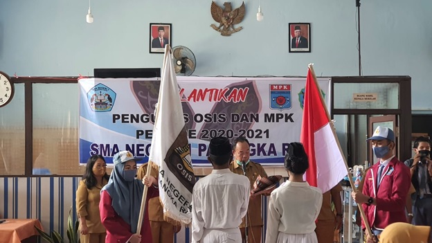 Kepala SMA Negeri 1 Palangka Raya Lantik  Pengurus  OSIS dan MPK  Masa Bakti Tahun 2020/2021 