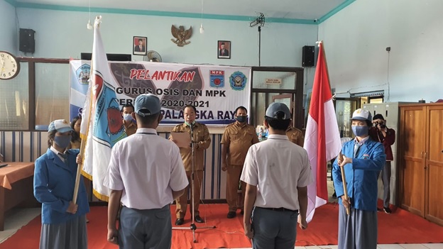 Kepala SMA Negeri 1 Palangka Raya Lantik  Pengurus  OSIS dan MPK  Masa Bakti Tahun 2020/2021 