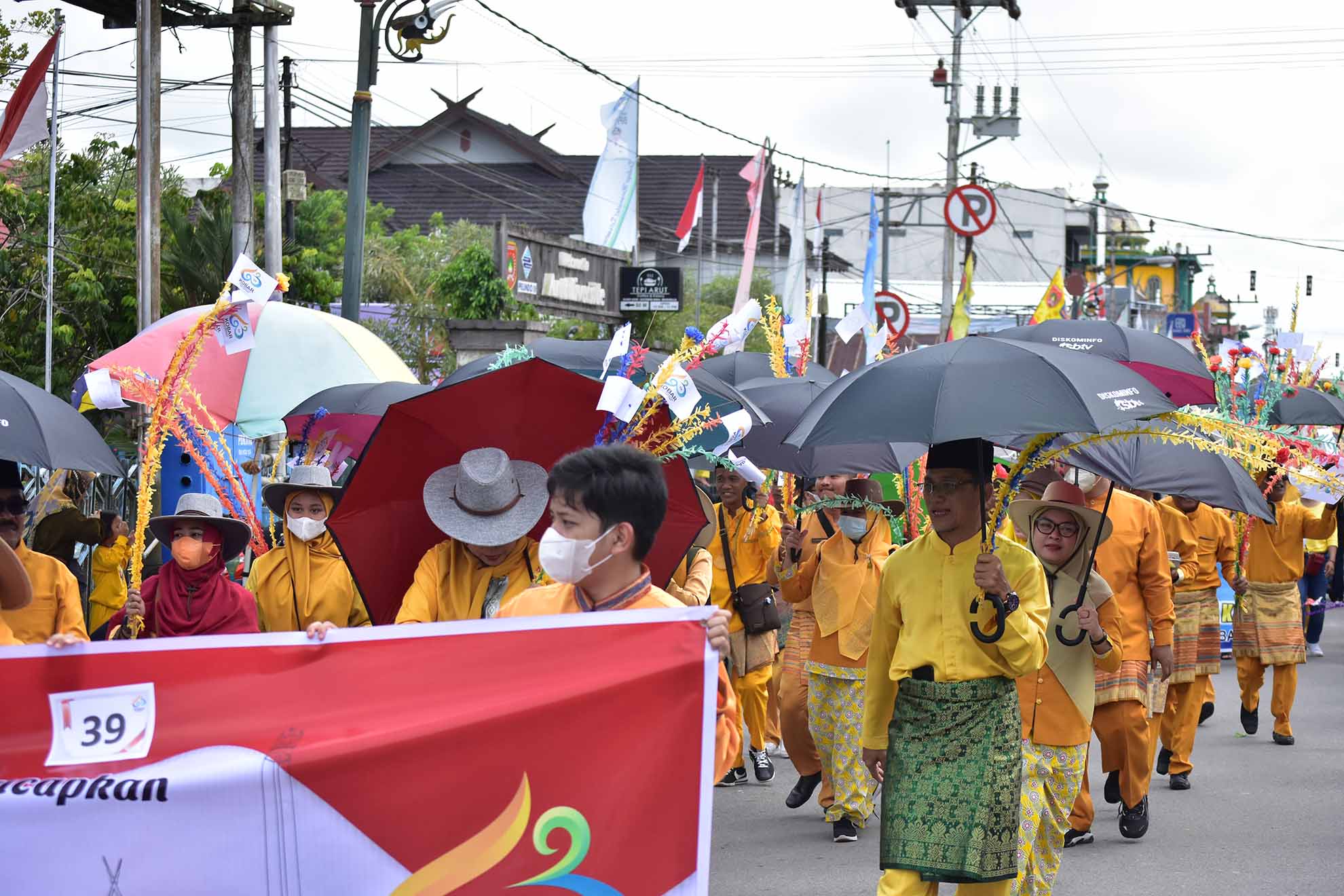 Ribuan Peserta Kobar Meriahkan Pawai Nasi Adab