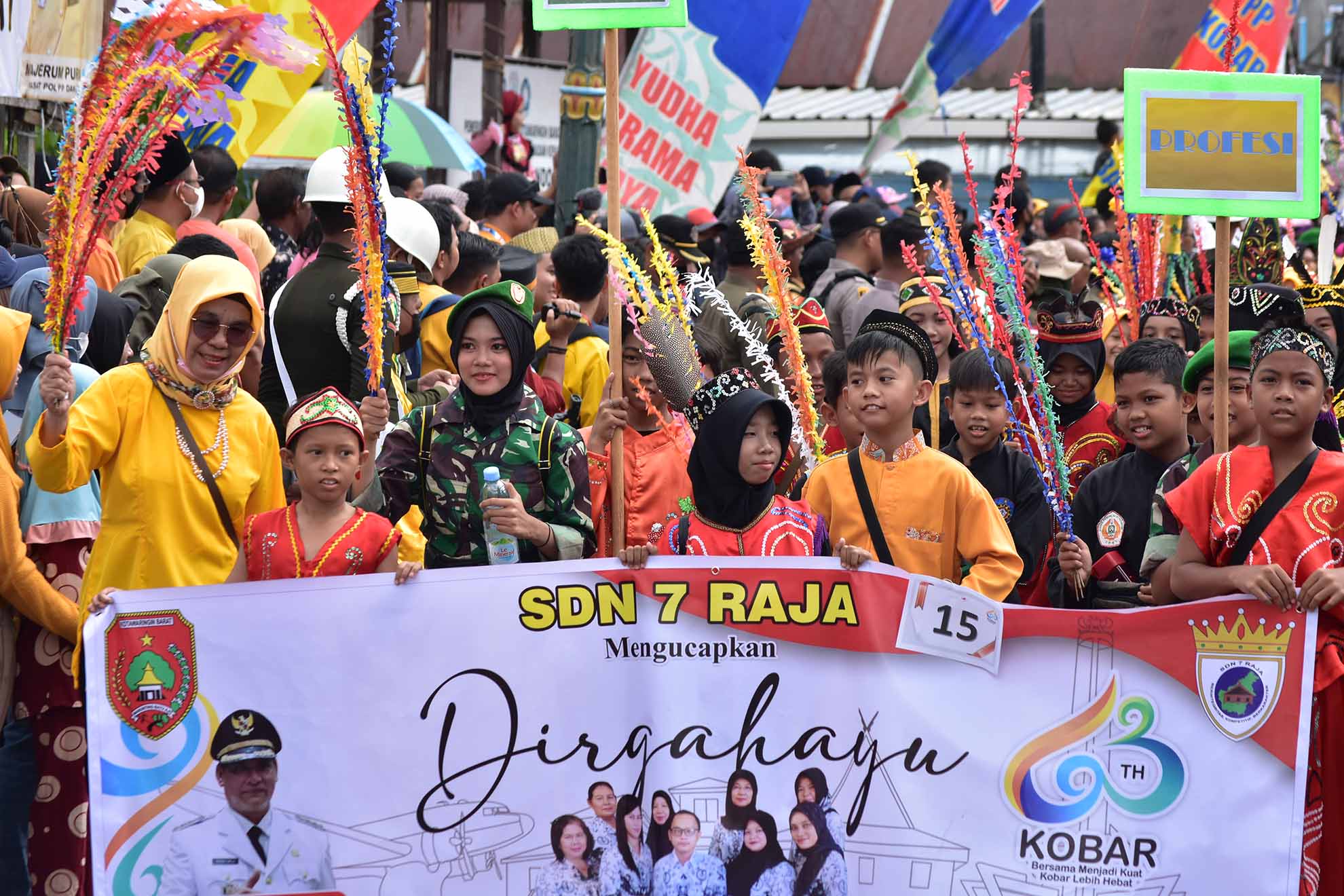 Ribuan Peserta Kobar Meriahkan Pawai Nasi Adab