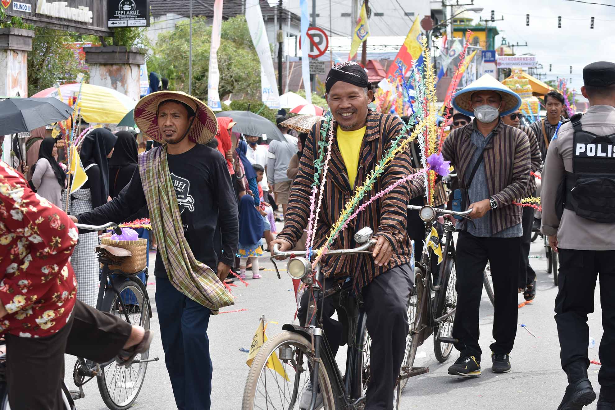 Ribuan Peserta Kobar Meriahkan Pawai Nasi Adab