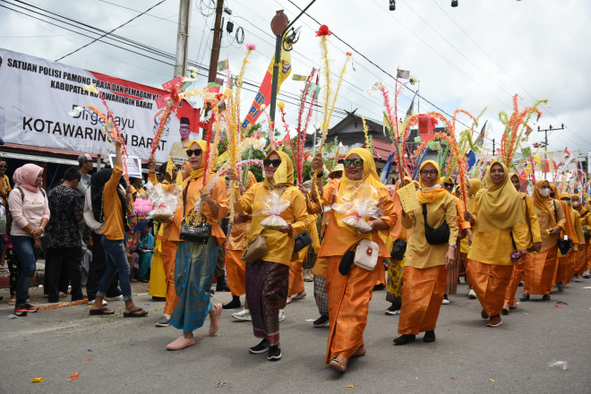 Pawai Nasi Adab Kembali Digelar dalam Rangkaian Peringatan Hari Jadi ke-63 Kobar