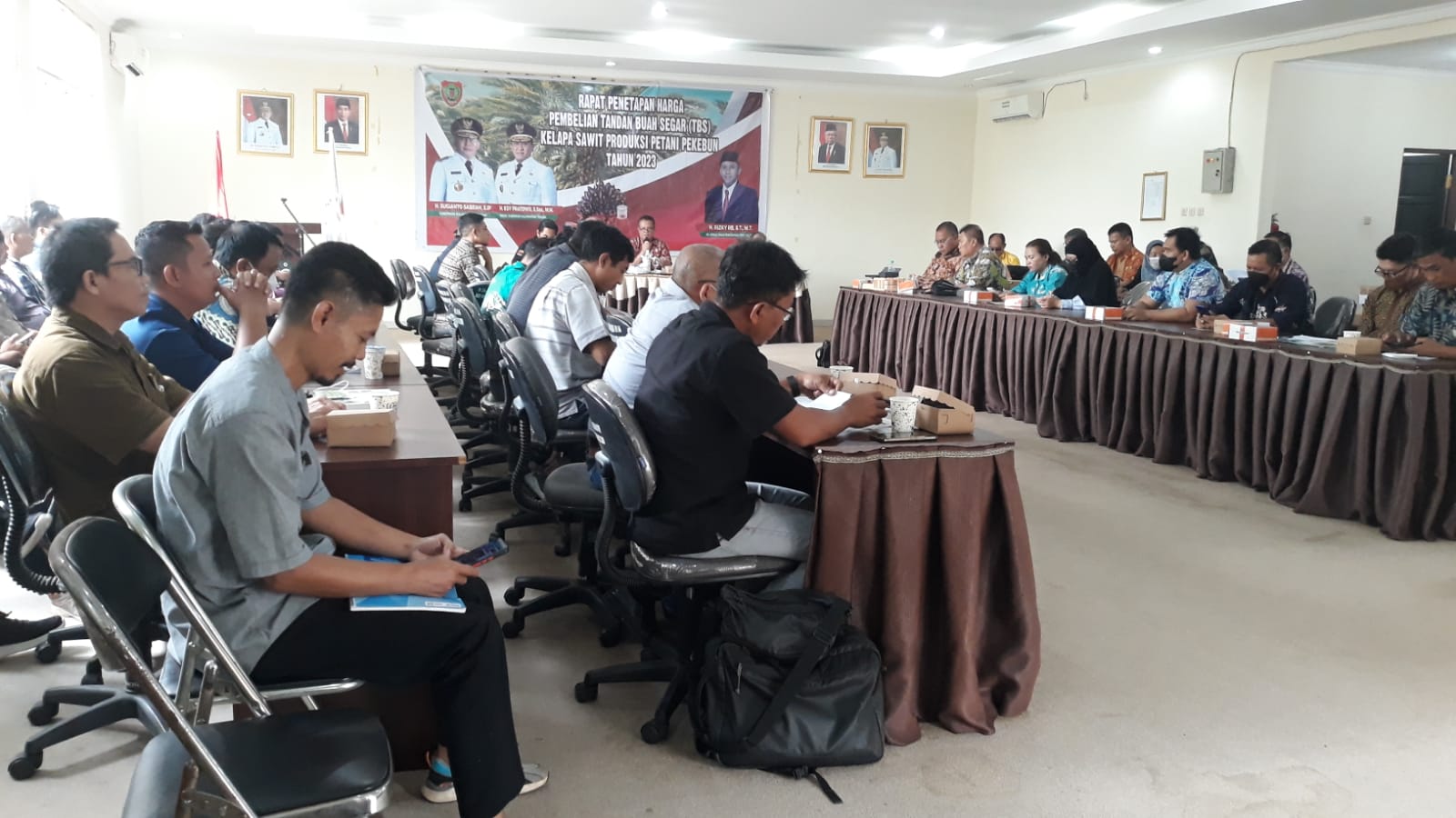 Disbun Prov. Kalteng Gelar Rapat Penetapan Harga TBS Kelapa Sawit Kalteng Periode September 2023