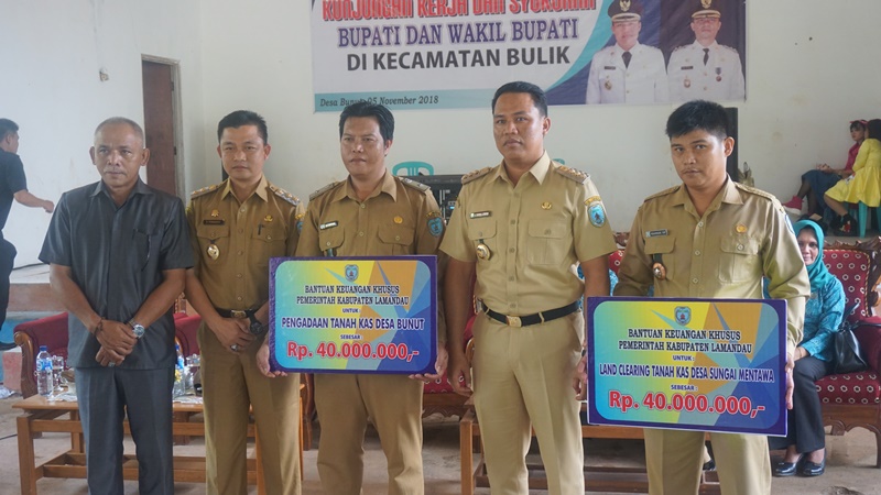 Pembangunan Desa : Bupati , Serahkan Bantuan Keuangan Khusus Kabupaten Lamandau.