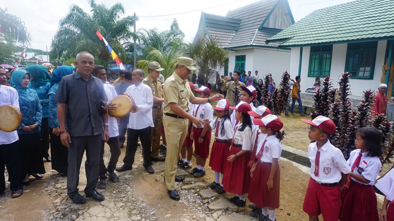 Pembangunan Desa : Bupati , Serahkan Bantuan Keuangan Khusus Kabupaten Lamandau.