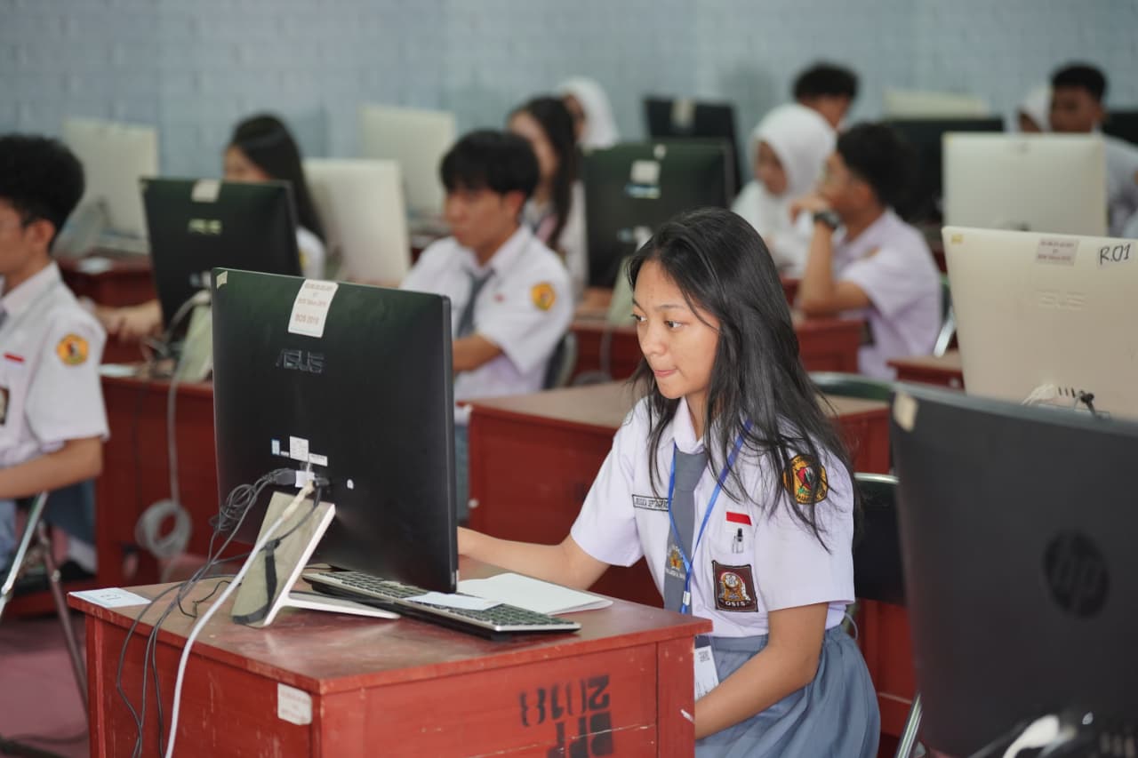 Kepala Pusat Pemberdayaan Bahasa dan Sastra Apresiasi Pelaksanaan TKA di SMAN 1 Palangka Raya: “Semua Sudah Sesuai Ketentuan, Anak-Anak Terlihat Siap dan Gembira”