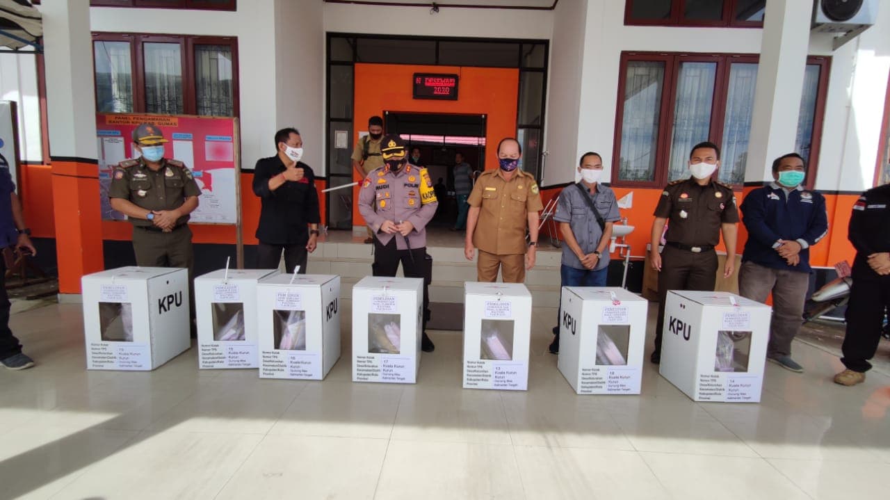 Dikawal Polres Gumas, Asisten I Sekda Gumas Lepas Penyaluran Logistik Pilkada Kalteng 2020