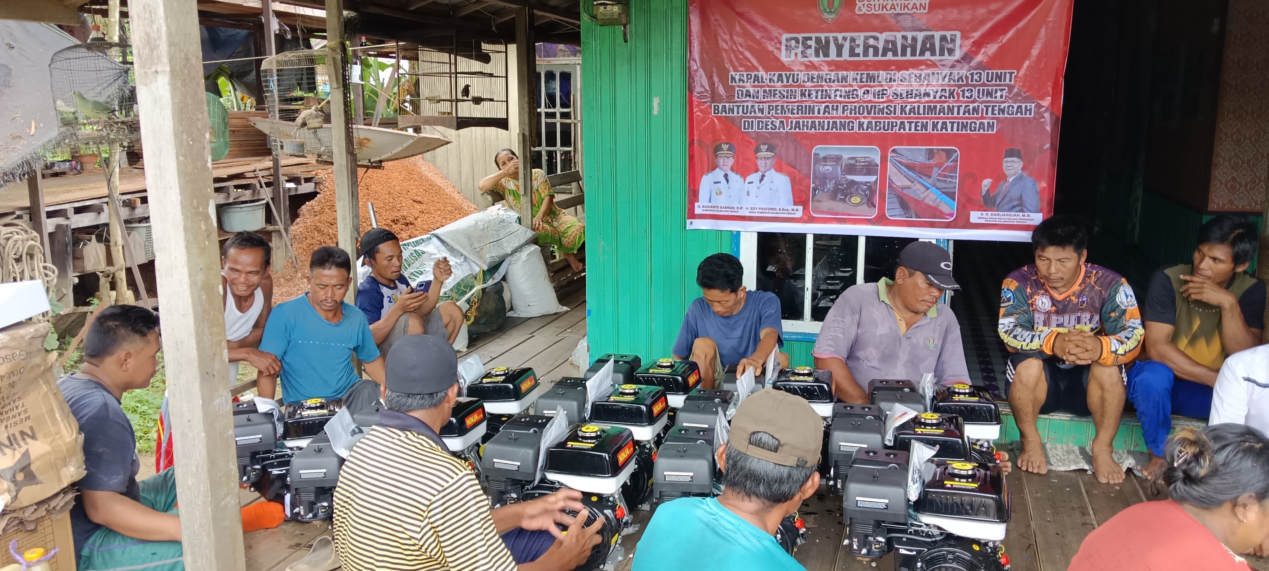 Pemprov Kalteng Melalui Dislutkan Berikan Bantuan Perahu Bermesin Kepada Nelayan Kabupaten Katingan