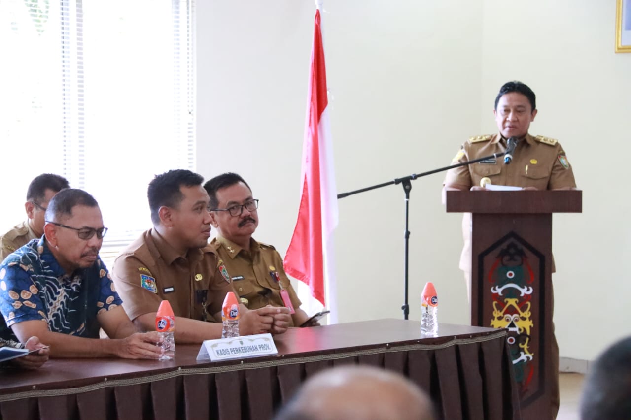 Disbun Kalteng Fasilitasi Penyerahan secara Simbolis Realisasi Pembayaran Hasil Usaha PT. HMBP kepada Koperasi MBB