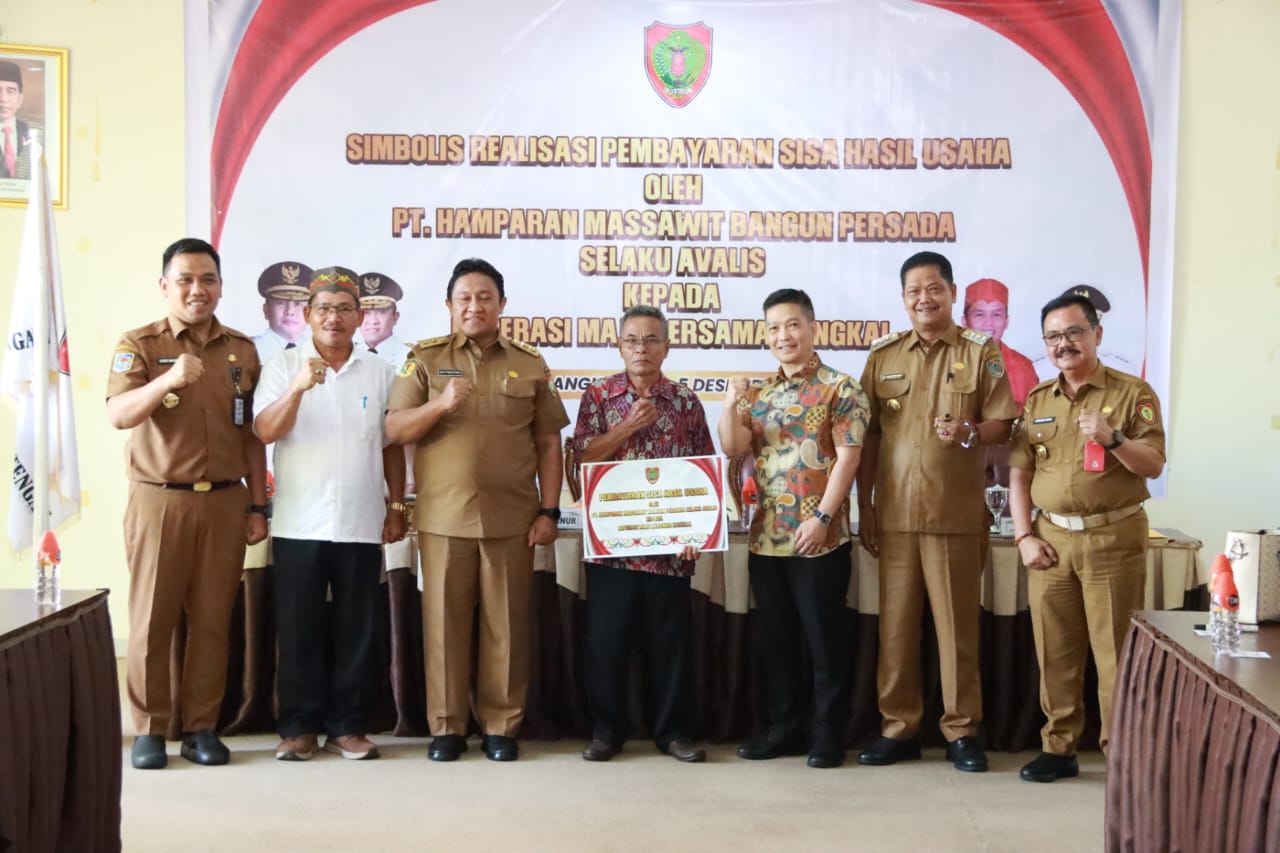 Disbun Kalteng Fasilitasi Penyerahan secara Simbolis Realisasi Pembayaran Hasil Usaha PT. HMBP kepada Koperasi MBB