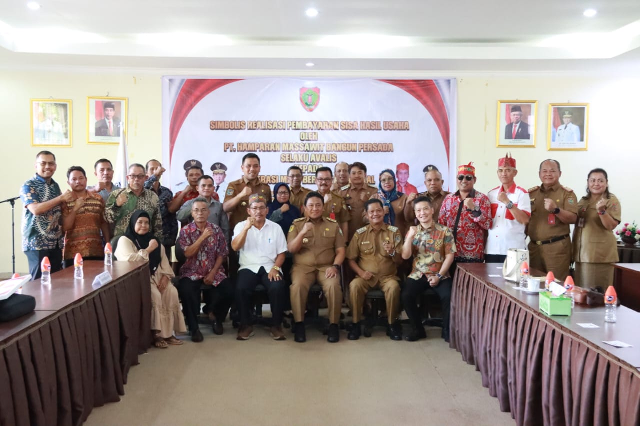 Disbun Kalteng Fasilitasi Penyerahan secara Simbolis Realisasi Pembayaran Hasil Usaha PT. HMBP kepada Koperasi MBB