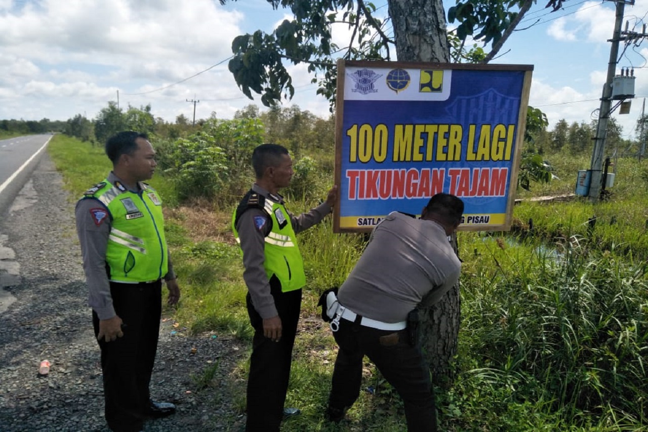 Satlantas Polres Pulang Pisau Pasang 50 Banner Himbauan Kamseltibcar Lantas