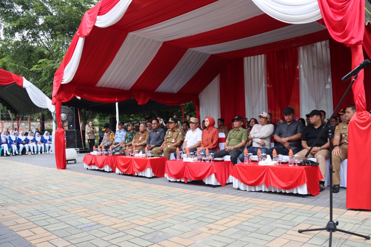 Fokus Percepatan Peningkatan Kualitas SDM, Gubernur Kalteng H. Sugianto Sabran Salurkan Bansos dan Launching Bansos Fungsi Pendidikan Kalteng BERKAH di Kobar