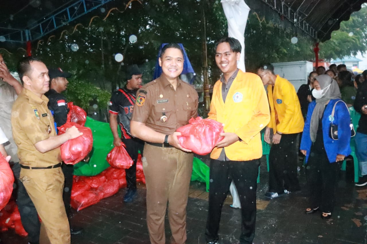 Fokus Percepatan Peningkatan Kualitas SDM, Gubernur Kalteng H. Sugianto Sabran Salurkan Bansos dan Launching Bansos Fungsi Pendidikan Kalteng BERKAH di Kobar
