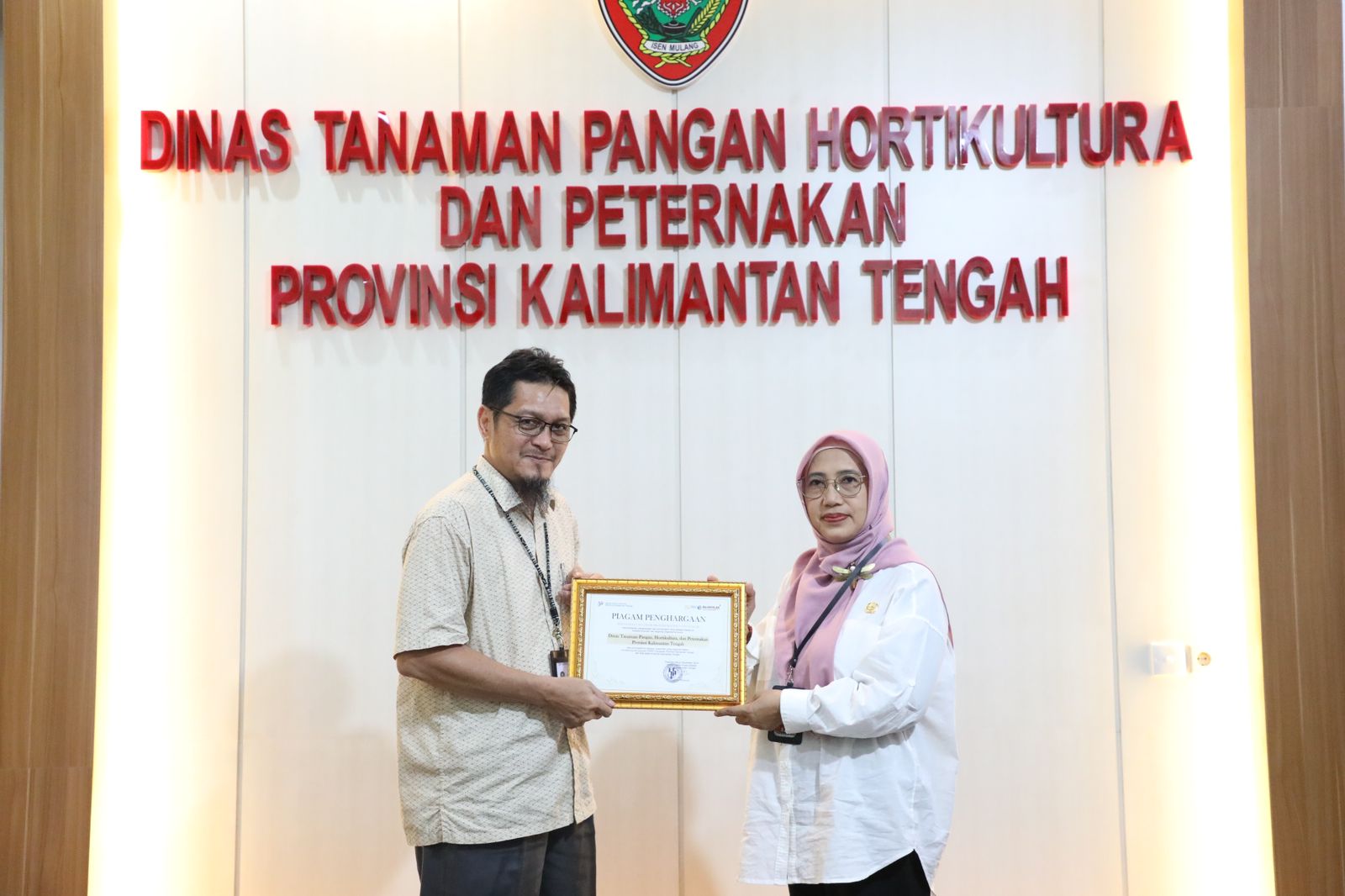 Kadis TPHP Prov. Kalteng Terima Penghargaan dari BPS atas Dukungan Data Mikro Sektoral  