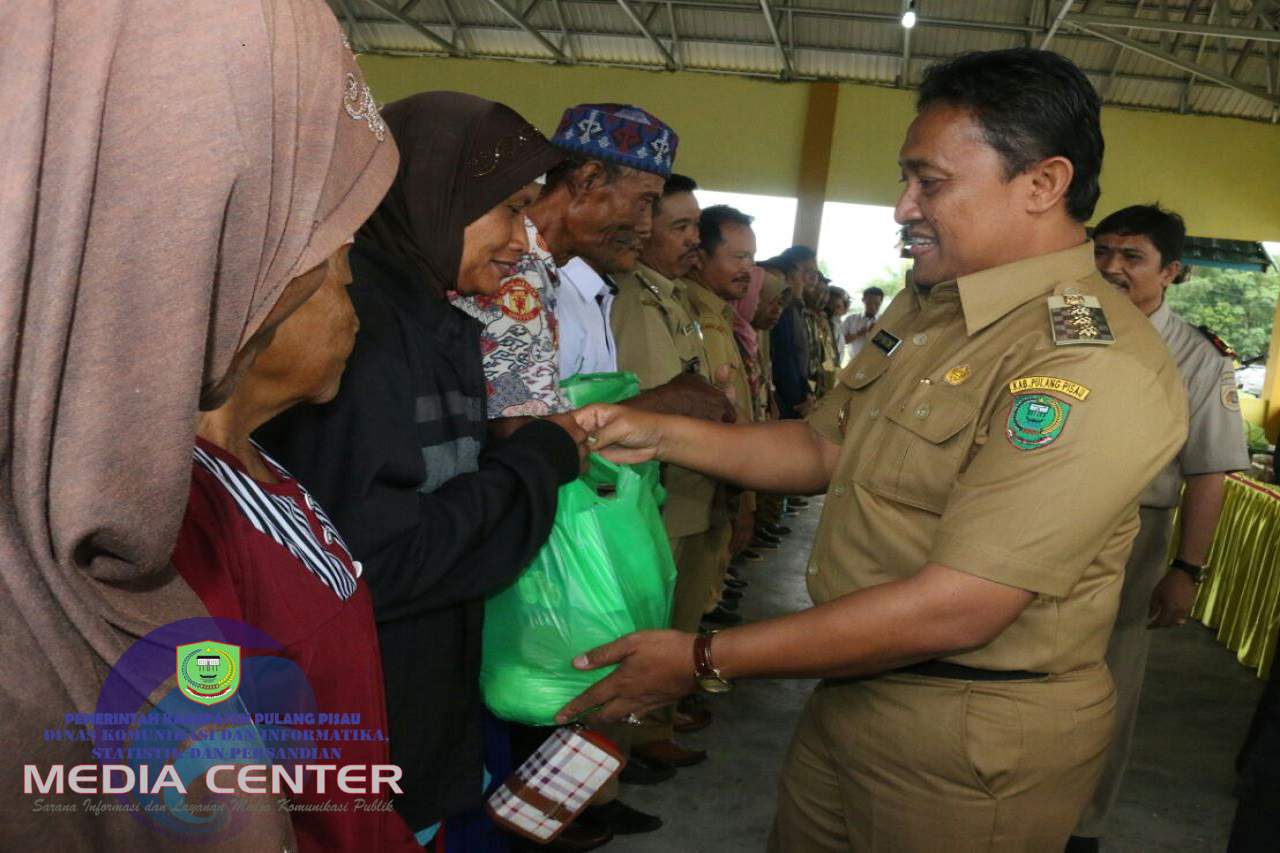 Pemkab Pulpis Berikan Bantuan Sembako Kepada Lansia