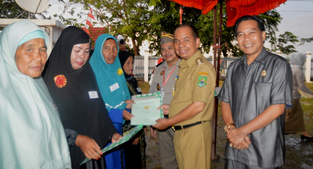 Bupati Serahkan Sertifikat PTSL Dan Kukuhkan Mantir Adat