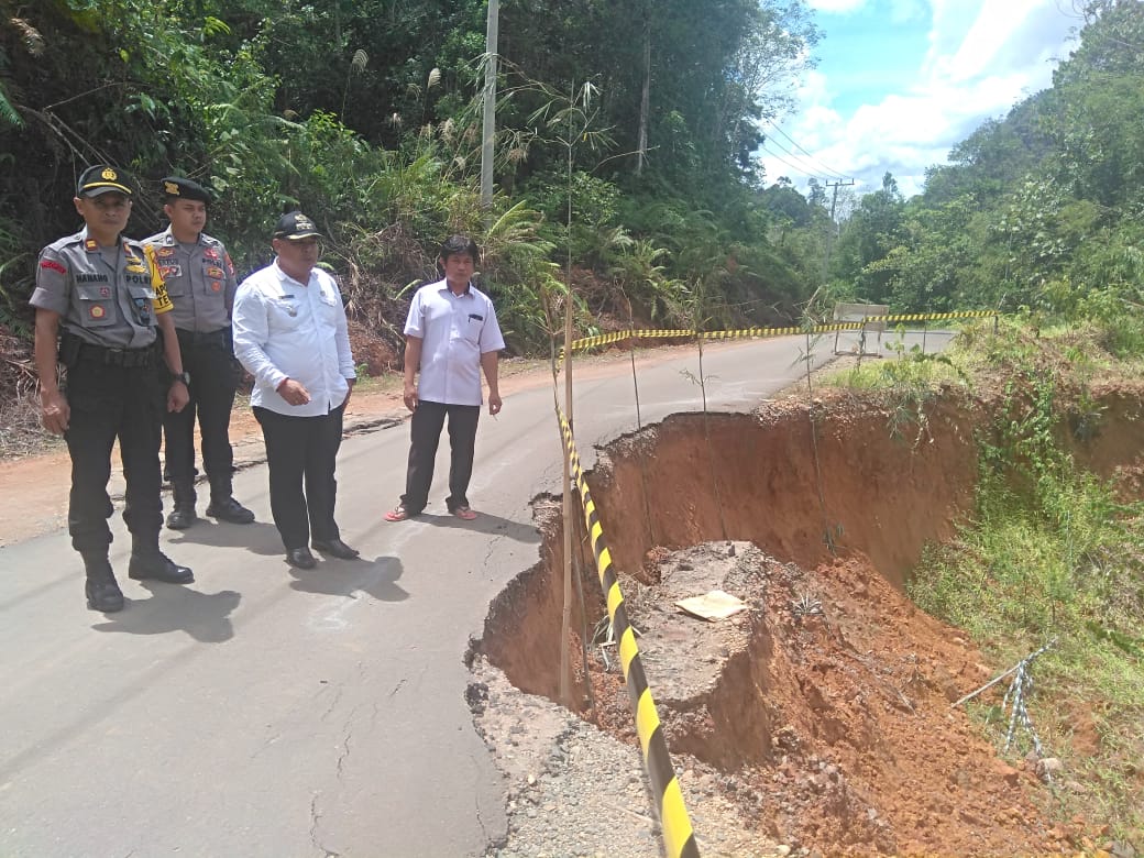 Camat Tewah Tinjau Ruas Jalan Longsor Desa Upon Batu