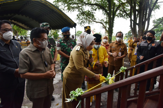 Wujud Perhatian Pemkab Kobar, Bupati Hj Nurhidayah Resmikan Rumah Sultan Kutaringin