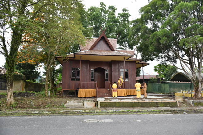 Wujud Perhatian Pemkab Kobar, Bupati Hj Nurhidayah Resmikan Rumah Sultan Kutaringin