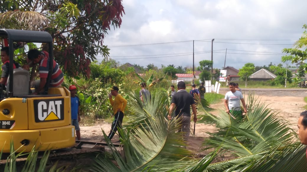 Excavator Milik Pemko Bantu Warga Bangas Permai Buka Drainase